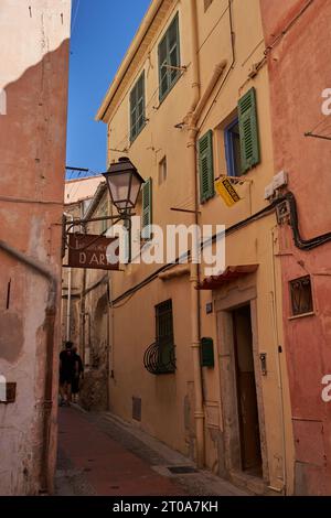 Mentone, Francia – 8 agosto 2023 - strade strette nella città vecchia di Mentone in una splendida giornata estiva Foto Stock