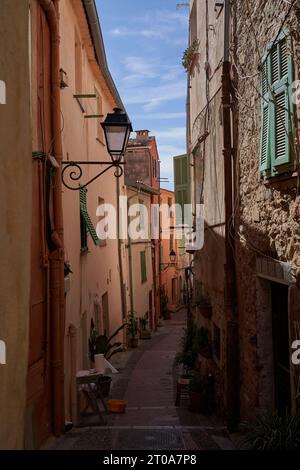 Mentone, Francia – 8 agosto 2023 - strade strette nella città vecchia di Mentone in una splendida giornata estiva Foto Stock