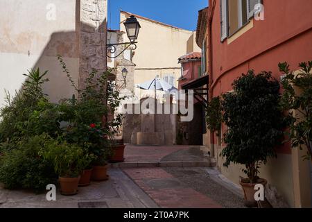 Mentone, Francia – 8 agosto 2023 - strade strette nella città vecchia di Mentone in una splendida giornata estiva Foto Stock