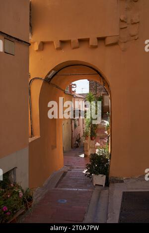 Mentone, Francia – 8 agosto 2023 - strade strette nella città vecchia di Mentone in una splendida giornata estiva Foto Stock