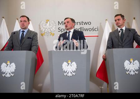 Piotr Cieplucha (L), Zbigniew Ziobro (Middle) e Sebastian Kaleta (R) partecipano a una conferenza stampa presso il Ministero della giustizia di Varsavia. Una conferenza stampa del ministro della giustizia, procuratore generale - Zbigniew Ziobro si è tenuta a Varsavia, il tema principale è stato "le azioni dell'ufficio del procuratore in merito alle notizie dei media sulle attività pedofile degli YouTuber polacchi, cioè la cosiddetta porta Pandora”. Zbigniew Ziobro è un candidato per il deputato alle prossime elezioni parlamentari (15 ottobre) per conto del partito legge e giustizia al governo. (Foto di Attila Husejnow / SOPA Images/Sipa USA) Foto Stock