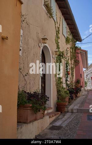 Mentone, Francia – 8 agosto 2023 - strade strette nella città vecchia di Mentone in una splendida giornata estiva Foto Stock