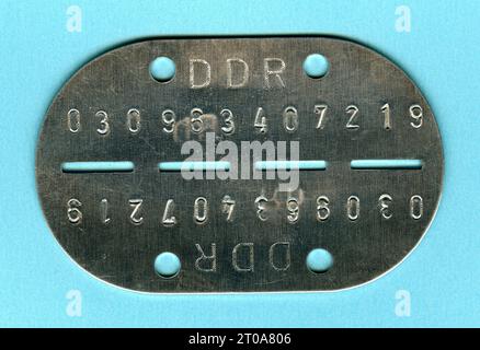 Europa, Deutschland, DDR, Erkennungsmarke für Soldaten der ehemaligen NVA der DDR , Rechte werden nicht vertreten . / Europa, Germania, RDT, disco d'identità per i soldati dell'ex Esercito Popolare Nazionale della RDT, non ci sono diritti. Foto Stock