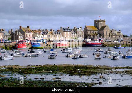 Frankreich, Barfleur, 27.08.2023: Fischtrawler und kleine Fischerboote bei Ebbe im Hafen von Barfleur auf der Halbinsel Cotentin an der franzoesischen Kanalkueste im Departement Manche in der Normandie *** Francia, Barfleur, 27 08 2023 pescherecci da traino e piccoli pescherecci in bassa marea nel porto di Barfleur, sulla penisola del Cotentin, sulla costa francese della Manica, nel dipartimento della Manica della Normandia Foto Stock