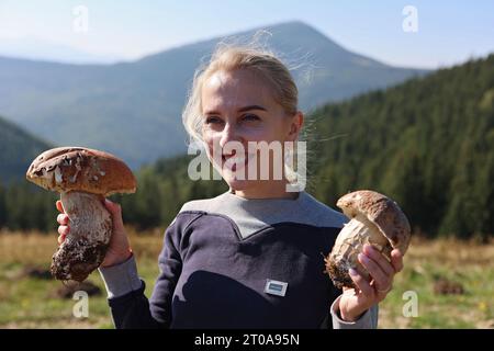 Non esclusiva: REGIONE DI IVANO-FRANKIVSK, UCRAINA - 4 OTTOBRE 2023 - i funghi crescono in una foresta dei Carpazi, distretto di Nadvirna, regione di Ivano-Frankivsk, Foto Stock