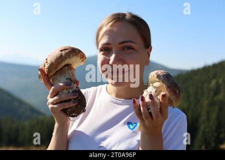 Non esclusiva: REGIONE DI IVANO-FRANKIVSK, UCRAINA - 4 OTTOBRE 2023 - i funghi crescono in una foresta dei Carpazi, distretto di Nadvirna, regione di Ivano-Frankivsk, Foto Stock