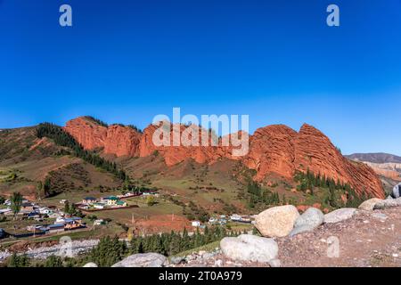 Kirghizistan, provincia o oblasty di Issyk-Kul, Jeti-Oguz Canyon e la formazione rocciosa dei sette Bulls Foto Stock