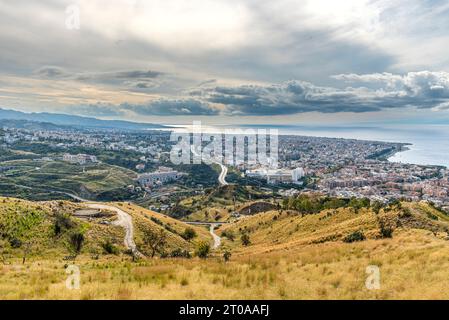 Panorama di Reggio Calabria vista dalla collina di Pentimele con cielo nuvoloso Foto Stock