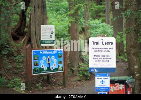 Cartello d'ingresso al sentiero per escursioni che ricorda agli utenti di essere rispettosi dei residenti locali. Abbassa il rumore, non sporcare. Baden Powell, Vancouver nord Foto Stock