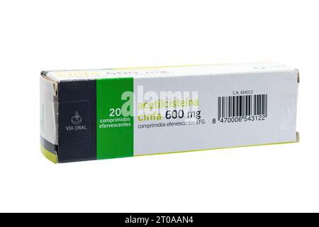 Huelva, Spagna-25 settembre 2023: Scatola spagnola di acetilcisteina, un farmaco che viene usato per allentare muco denso in individui con bronchi cronici Foto Stock