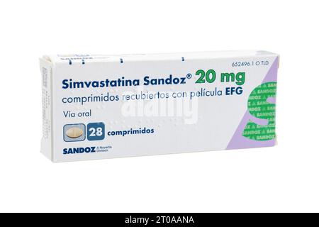 Huelva, Spagna - 25 settembre 2023: Una scatola spagnola di simvastatina, è una statina, un tipo di farmaco che abbassa i lipidi usato per ridurre i lipidi elevati Foto Stock