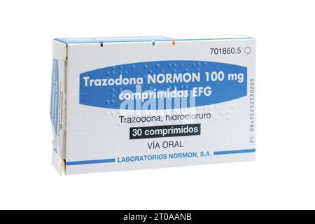 Huelva, Spagna - 25 settembre 2023: Una scatola spagnola di Trazodone, marca Normon, è un farmaco antidepressivo usato per trattare i disturbi depressivi maggiori, Foto Stock