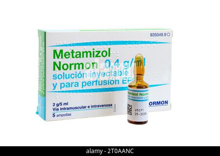 Huelva, Spagna - 25 settembre 2023: Metamizolo ampolle marca normon 0,4 g/ml soluzione iniettabile e infusione per il trattamento di moderato o int Foto Stock