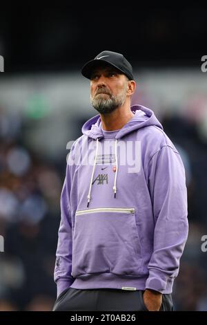 LONDRA, Regno Unito - 30 settembre 2023: Il manager del Liverpool Jurgen Klopp si guarda durante il warm-up pre-partita prima della partita di Premier League tra il Tottenham Foto Stock