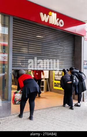 Wembley, Middlesex, Regno Unito. 5 ottobre 2023. I clienti provano ad entrare nel negozio Wilko a Wembley High Road, poiché le persiane sono chiuse l'ultimo giorno per fare trading con la famosa catena di Hight Street. Il rivenditore britannico "Wilko" (precedentemente Wilkinson hardware Stores) ha annunciato il 10 agosto 2023 che stava entrando in amministrazione. Foto di Amanda Rose/Alamy Live News Foto Stock