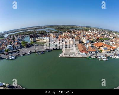 Marano Lagunare, Italia : 2023, ottobre 05 - Vista droni del villaggio di Marano Lagunare, Friuli Venezia Giulia in Italia Foto Stock