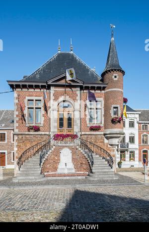 Municipio/porta neorinascimentale del XIX secolo nel villaggio di Clermont-sur-Berwinne vicino a Thimister-Clermont nella provincia di Liegi, Vallonia, Belgio Foto Stock