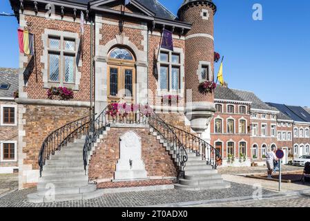 Municipio/porta neorinascimentale del XIX secolo nel villaggio di Clermont-sur-Berwinne vicino a Thimister-Clermont nella provincia di Liegi, Vallonia, Belgio Foto Stock