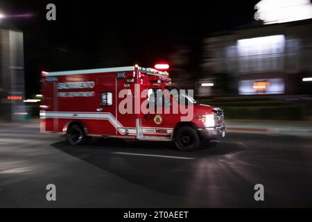 Sacramento, California, USA - 16 luglio 2021: Un'ambulanza dei Vigili del fuoco di Sacramento corre sul luogo di un'emergenza. Foto Stock