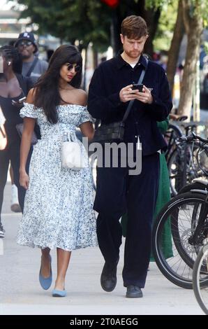 NEW YORK, NY- 5 OTTOBRE: Jameela Jamil e James Blake sono stati visti a New York il 5 ottobre 2023. Copyright: XRWx credito: Imago/Alamy Live News Foto Stock