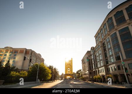 Vista al tramonto sullo storico Tower Bridge del 1935 nel centro storico di Sacramento, California, Stati Uniti. Foto Stock