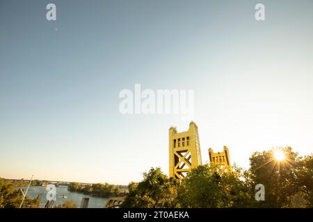 Vista al tramonto sullo storico Tower Bridge del 1935 nel centro storico di Sacramento, California, Stati Uniti. Foto Stock