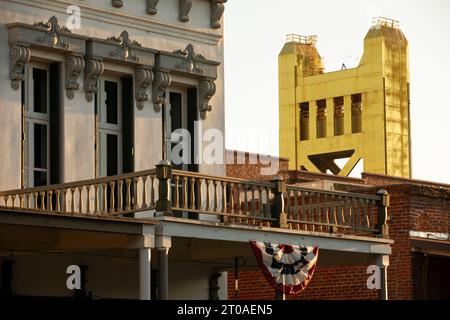 Vista al tramonto sullo storico Tower Bridge del 1935 nel centro storico di Sacramento, California, Stati Uniti. Foto Stock