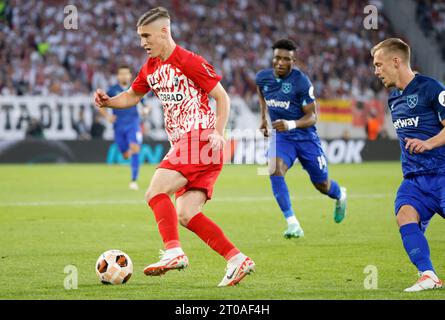 Roland Sallai (a sinistra) del SC Freiburg e James Ward-Prowse (a destra) del West Ham United combattono per il pallone durante la partita di UEFA Europa League Group A all'Europa-Park Stadion di Friburgo. Data immagine: Giovedì 5 ottobre 2023. Foto Stock