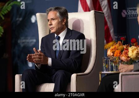 Austin Texas USA, 4 ottobre 2023: Il Segretario di Stato degli Stati Uniti ANTONY BLINKEN conduce una discussione di politica estera presso l'Hogg Auditorium dell'Università del Texas. ©Bob Daemmrich Foto Stock