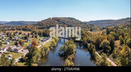 Panorama aereo della piccola città di Confluence, nella contea di Somerset, in Pennsylvania, con colori autunnali su foglie e alberi Foto Stock