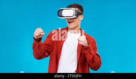 Uomo, realtà virtuale e boxe con giochi e metavasi, eSport e UX con software su sfondo blu. Futuristico, 3D e tecnologia con il digitale Foto Stock