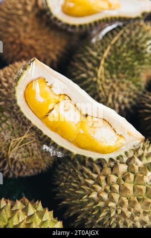 Assaporare il Re della frutta: Una seducente fetta di Mao Shan Wang Durian a Kuala Lumpur Chinatown, una delizia culinaria per gli amanti di Durian Foto Stock