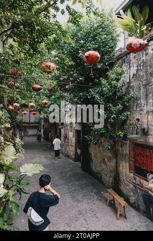 Esplorando il vibrante arazzo della storia: I murales di Kwai Chai Hong, Chinatown Kuala Lumpur, viaggia indietro nel tempo fino all'epoca d'oro del 1960 di KL Foto Stock