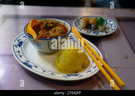 Nasi Kunyit & Kueh al ristorante Moh Teng Pheow Nyonya Koay, Georgetown, Penang, Malesia (cucina malese Peranakan con stella Michelin) Foto Stock