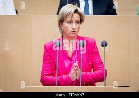 1036. Sitzung des Bundesrates Dr. Nicole Hoffmeister-Kraut, CDU, Ministerin fuer Wirtschaft, Arbeit und Tourismus des Landes Baden-Wuerttemberg bei ihrer Rede im Plenarsaal bei der 1036. Bundesratssitzung, Berlino, 29.09.2023 Berlin Berlin Deutschland *** 1036 sessione del Bundesrat Dr Nicole Hoffmeister Kraut, CDU, Ministro dell'economia, del lavoro e del turismo dello Stato di Baden Wuerttemberg durante il suo discorso nella sala plenaria della sessione 1036 del Bundesrat di Berlino, 29 09 2023 Berlin Berlin Germany Credit: Imago/Alamy Live News Foto Stock