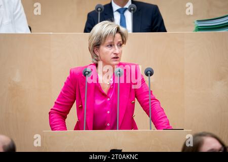 1036. Sitzung des Bundesrates Dr. Nicole Hoffmeister-Kraut, CDU, Ministerin fuer Wirtschaft, Arbeit und Tourismus des Landes Baden-Wuerttemberg bei ihrer Rede im Plenarsaal bei der 1036. Bundesratssitzung, Berlino, 29.09.2023 Berlin Berlin Deutschland *** 1036 sessione del Bundesrat Dr Nicole Hoffmeister Kraut, CDU, Ministro dell'economia, del lavoro e del turismo dello Stato di Baden Wuerttemberg durante il suo discorso nella sala plenaria della sessione 1036 del Bundesrat di Berlino, 29 09 2023 Berlin Berlin Germany Credit: Imago/Alamy Live News Foto Stock