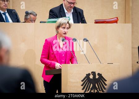 1036. Sitzung des Bundesrates Dr. Nicole Hoffmeister-Kraut, CDU, Ministerin fuer Wirtschaft, Arbeit und Tourismus des Landes Baden-Wuerttemberg bei ihrer Rede im Plenarsaal bei der 1036. Bundesratssitzung, Berlino, 29.09.2023 Berlin Berlin Deutschland *** 1036 sessione del Bundesrat Dr Nicole Hoffmeister Kraut, CDU, Ministro dell'economia, del lavoro e del turismo dello Stato di Baden Wuerttemberg durante il suo discorso nella sala plenaria della sessione 1036 del Bundesrat di Berlino, 29 09 2023 Berlin Berlin Germany Credit: Imago/Alamy Live News Foto Stock