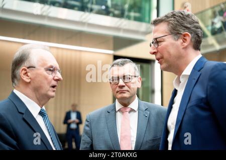 1036. Sitzung des Bundesrates Reiner Haseloff CDU Ministerpraesident von Sachsen-Anhalt gemeinsam mit Dr. Florian Herrmann m Leiter der Staatskanzlei, Staatsminister fuer Bundesangelegenheiten und Medien und Markus Blume Bayerischer Staatsminister für Wissenschaft und Kunst r im Plenarsaal bei der 1036. Bundesratssitzung, Berlino, 29.09.2023 Berlin Berlin Deutschland **** 1036 sessione del Bundesrat Reiner Haseloff CDU Premier di Stato della Sassonia-Anhalt insieme al Dr. Florian Herrmann m Capo della Cancelleria di Stato, Ministro degli affari federali e dei media e Markus Blume Stato bavarese mi Foto Stock