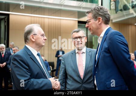 1036. Sitzung des Bundesrates Reiner Haseloff CDU Ministerpraesident von Sachsen-Anhalt gemeinsam mit Dr. Florian Herrmann m Leiter der Staatskanzlei, Staatsminister fuer Bundesangelegenheiten und Medien und Markus Blume Bayerischer Staatsminister für Wissenschaft und Kunst r im Plenarsaal bei der 1036. Bundesratssitzung, Berlino, 29.09.2023 Berlin Berlin Deutschland **** 1036 sessione del Bundesrat Reiner Haseloff CDU Premier di Stato della Sassonia-Anhalt insieme al Dr. Florian Herrmann m Capo della Cancelleria di Stato, Ministro degli affari federali e dei media e Markus Blume Stato bavarese mi Foto Stock