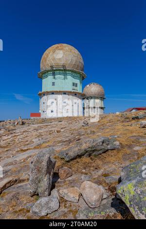 Torre e torri trasmittenti con cupola dorata, il punto più alto del Portogallo, a Serra da Estrela Foto Stock