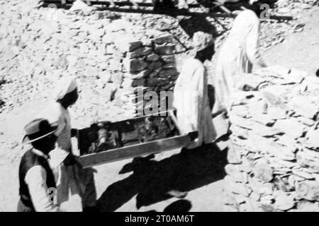 Howard Carter supervisionò i manufatti che furono rimossi dalla tomba di Tutankhamen, in Egitto, dopo la sua scoperta nel 1922 Foto Stock