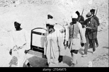 Howard Carter supervisionò i manufatti che furono rimossi dalla tomba di Tutankhamen, in Egitto, dopo la sua scoperta nel 1922 Foto Stock