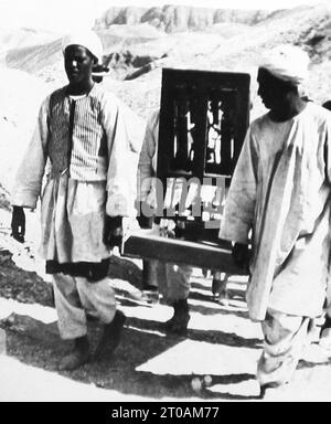 Manufatti rimossi dalla tomba di Tutankhamen, Egitto, dopo la sua scoperta nel 1922 Foto Stock