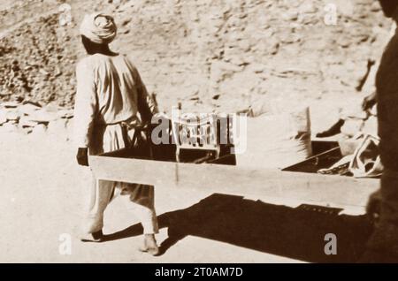 Manufatti rimossi dalla tomba di Tutankhamen, Egitto, dopo la sua scoperta nel 1922 Foto Stock