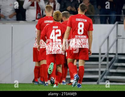 Il Roland Sallai (nascosto) del Freiburg celebra il primo gol della loro squadra con i compagni di squadra durante la partita di UEFA Europa League Group A all'Europa-Park Stadion di Friburgo. Data immagine: Giovedì 5 ottobre 2023. Foto Stock