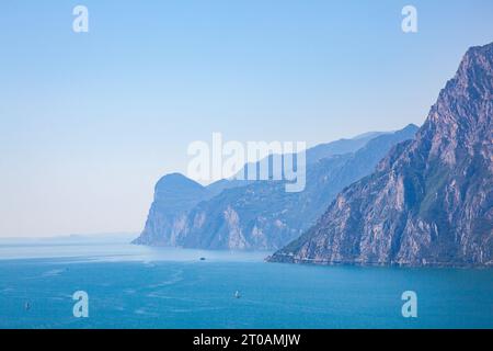 Vista panoramica dal lago di Garda, dalla città di Riva del Garda, Itlay Foto Stock