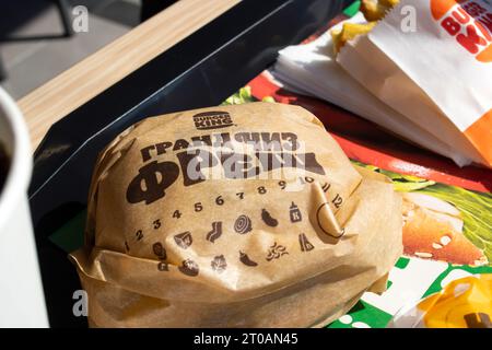 Minsk, Bielorussia - 20 aprile 2023: Burger in Hand at Burger King Close Up Foto Stock