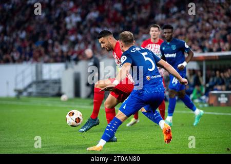 Vincenzo Grifo (SC Freiburg, n. 32) im Zweikampf mit Vladimir Coufal (West Ham United, n. 05), GER, SC Freiburg (SCF) vs West Ham United (WHU), Fussball UEFA Europa League, gruppo A, 2. Spieltag, Saison 2023/2024, 05.10.2023 foto: Eibner-Pressefoto/Michael Memmler Foto Stock
