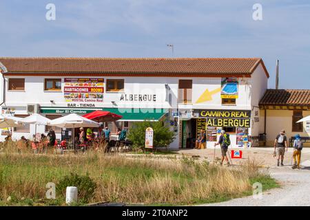 I pellegrini nel villaggio spagnolo di Calzadilla de la Cueza si fermarono in un albergue per il pranzo mentre cammini de Santiago lungo il cammino di San Giacomo Foto Stock