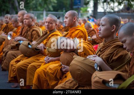 CHIANG mai, THAILANDIA - dicembre 26 2015: Giovani monaci che dormono durante la tradizionale cerimonia di elemosina buddista la mattina presto. Annuale 10 000 buddh Foto Stock